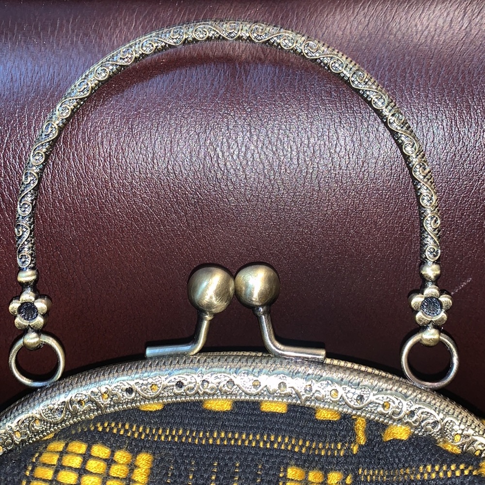 Unique Clasp Purse Handbag - Picture 3 of 12